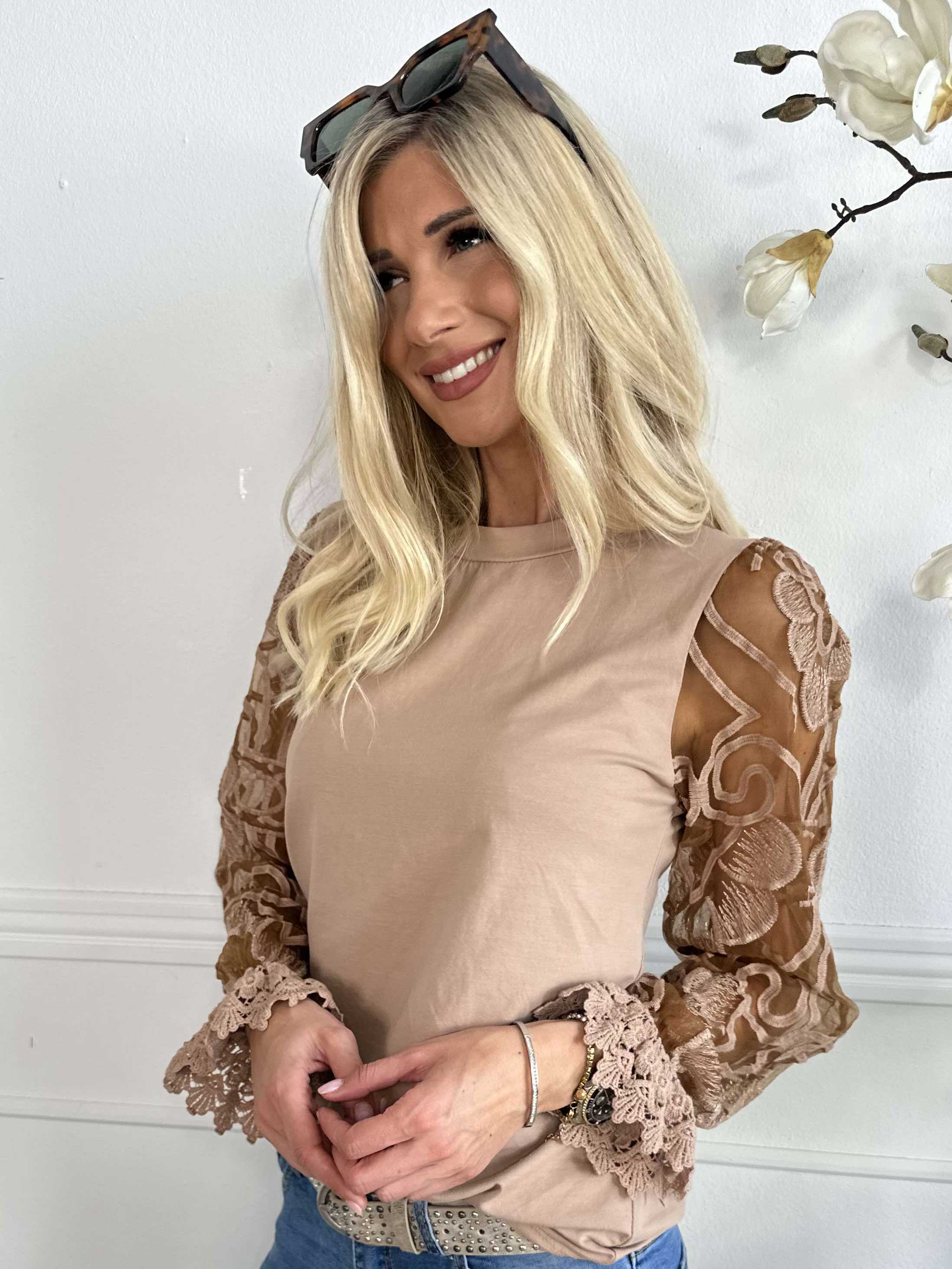 Nadine L/S - Sød bluse med blondeærmer